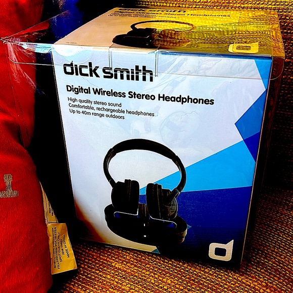 New unopened box. Dick smith digital wireless stereo headphones - Picture 1 of 4